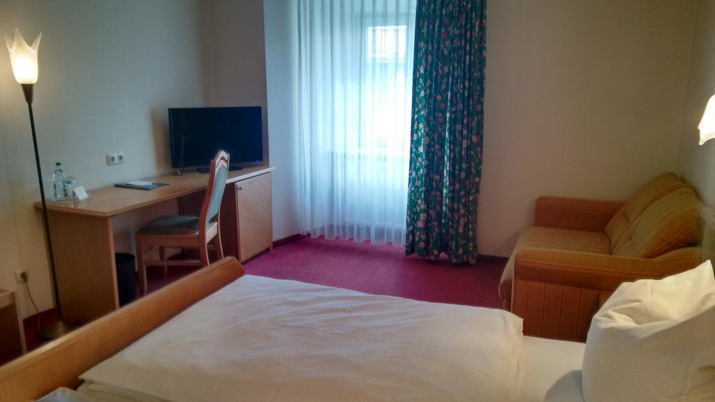 Altstadt- Und Businesshotel Pfaubraeu - Brauereigasthof - Fruehstuecksbuffet - Kostenfreie Radgarage - Hunde Willkommen Trostberg an der Alz Dış mekan fotoğraf